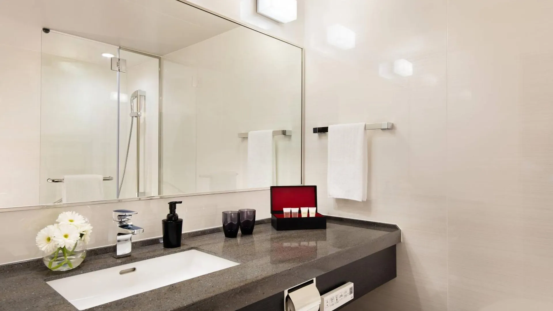 Courtyard By Marriott Shin-Osaka Station Hotel 5*, Osaka